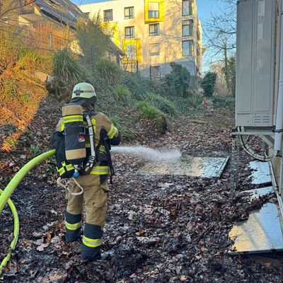 FW-EN: Flächenbrand am Interimsrathaus Goethestraße mit Gebäudeschaden - Rauch drang in Gebäude ein