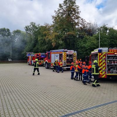 FW Wenden: Brand und mehrere Verletzte bei Grillunfall auf dem Schützenplatz in Hillmicke - Herbstübung der Jugendfeuerwehr