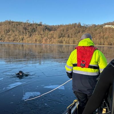 FW-E: Wasserrettungseinsatz am Baldeneysee - Eisschicht erschwert Erkundung