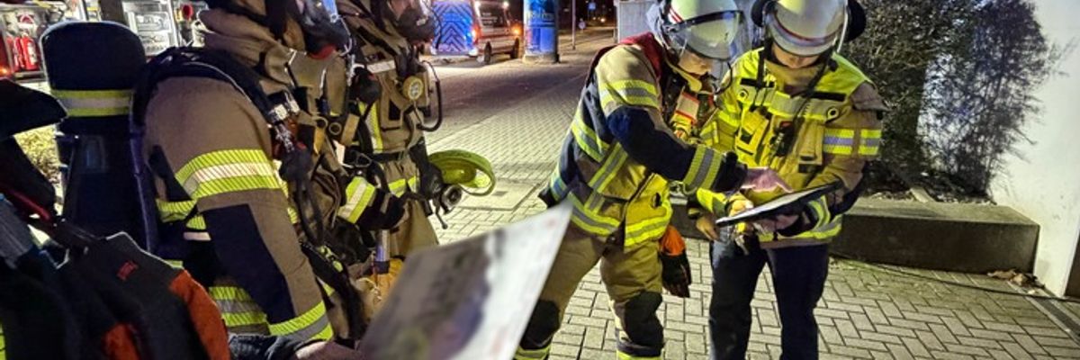 FW-NE: Kellerbrand in Mehrfamilienhaus | Starke Rauchentwicklung im Treppenhaus