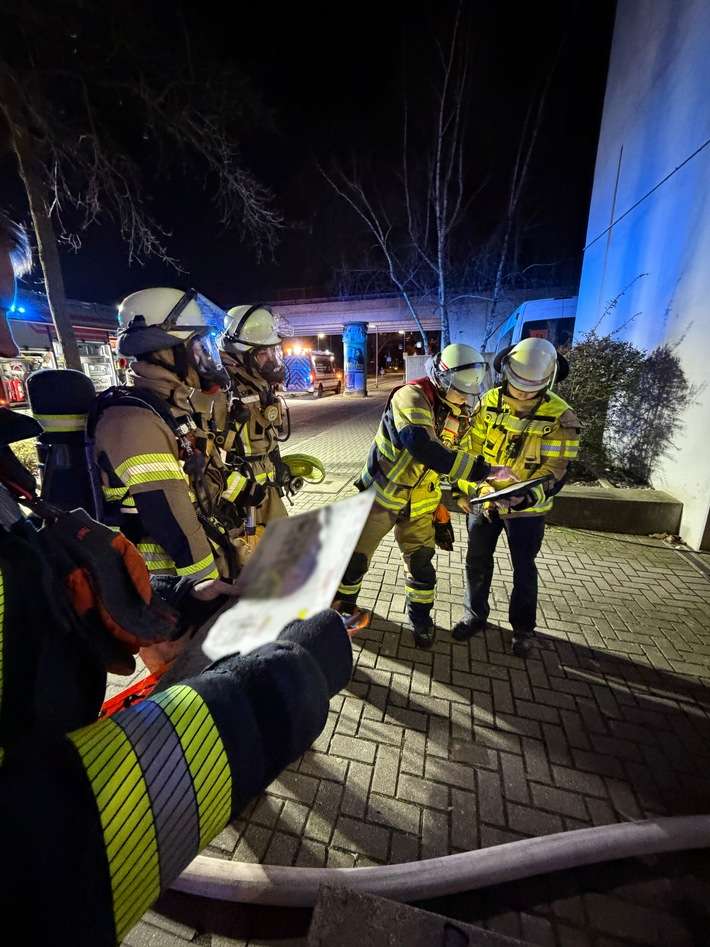 FW-NE: Kellerbrand in Mehrfamilienhaus | Starke Rauchentwicklung im Treppenhaus