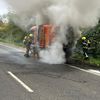 FW Bergheim: Feuerwehr löscht Kehrmaschine auf der B477 bei Bergheim