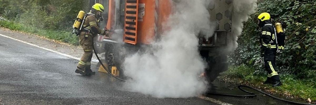 FW Bergheim: Feuerwehr löscht Kehrmaschine auf der B477 bei Bergheim