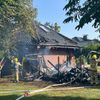 FW Paderborn: Gemeldeter Gartenhüttenbrand mit Ausbreitung auf Dachstuhl in Paderborn-Sennelager
