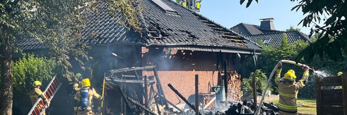 FW Paderborn: Gemeldeter Gartenhüttenbrand mit Ausbreitung auf Dachstuhl in Paderborn-Sennelager