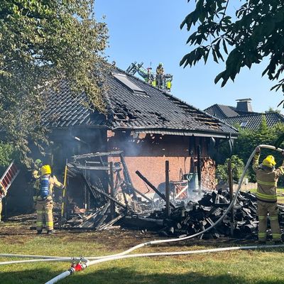 FW Paderborn: Gemeldeter Gartenhüttenbrand mit Ausbreitung auf Dachstuhl in Paderborn-Sennelager