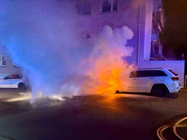 FW Stuttgart: Brennende PKW beschädigen Gebäude in Stuttgart-West