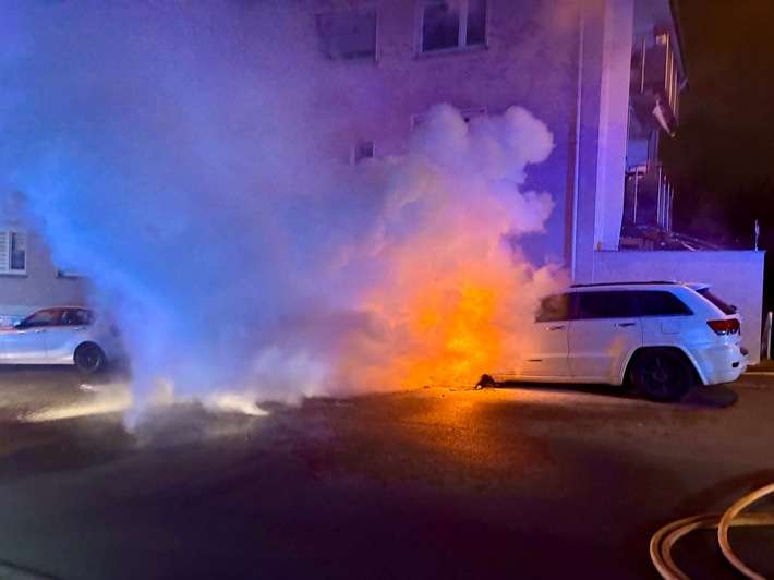 FW Stuttgart: Brennende PKW beschädigen Gebäude in Stuttgart-West