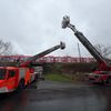 FW-E: Feuerwehr evakuiert Fahrgäste mit Drehleitern aus liegengebliebener S-Bahn