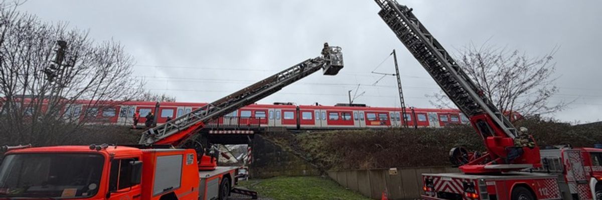 FW-E: Feuerwehr evakuiert Fahrgäste mit Drehleitern aus liegengebliebener S-Bahn