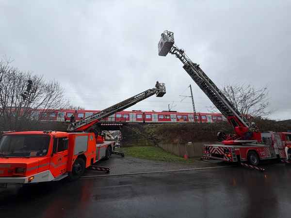 FW-E: Feuerwehr evakuiert Fahrgäste mit Drehleitern aus liegengebliebener S-Bahn