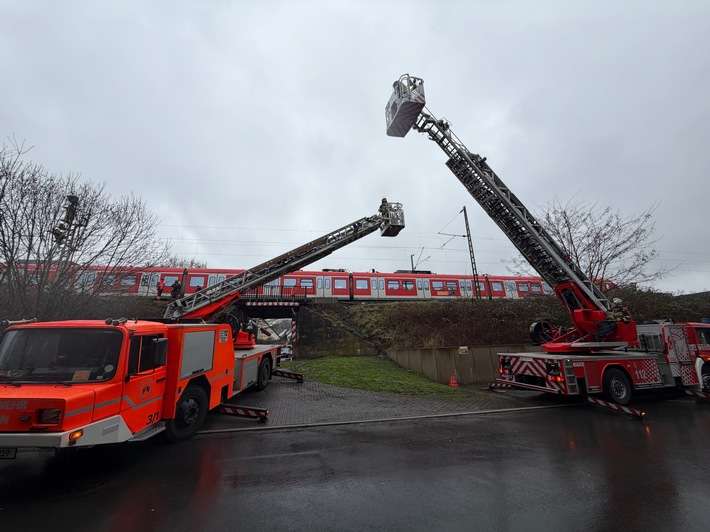 FW-E: Feuerwehr evakuiert Fahrgäste mit Drehleitern aus liegengebliebener S-Bahn