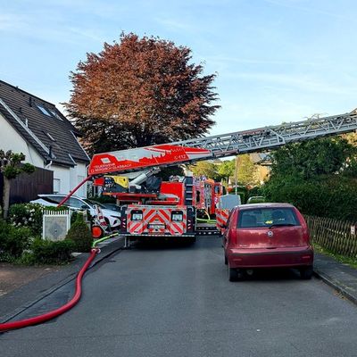 FW-GL: Heckenbrand in Bensberg - Flammen greifen auf Wohnhaus über - Warnung vor unsachgemäßem Einsatz von Gasbrennern