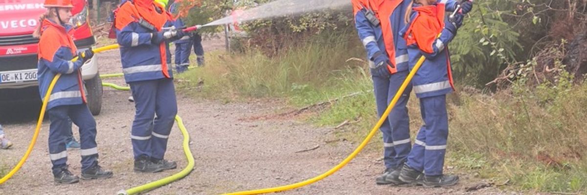 FW-OE: Abschlussübung der Jugendfeuerwehren der Gemeinde Kirchhundem