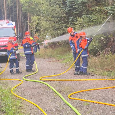 FW-OE: Abschlussübung der Jugendfeuerwehren der Gemeinde Kirchhundem