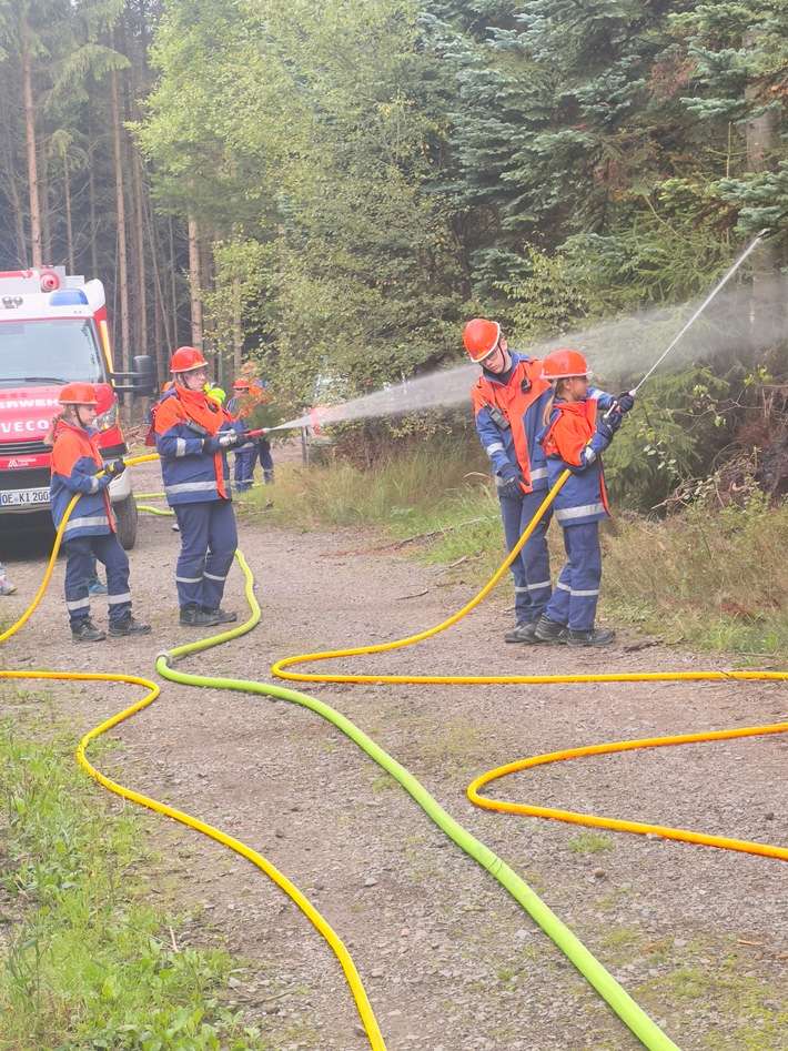 FW-OE: Abschlussübung der Jugendfeuerwehren der Gemeinde Kirchhundem