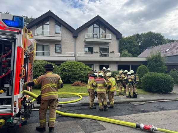 FW-GL: Küchenbrand in Einfamilienhaus - Verzögerte Anfahrt durch Falschparker