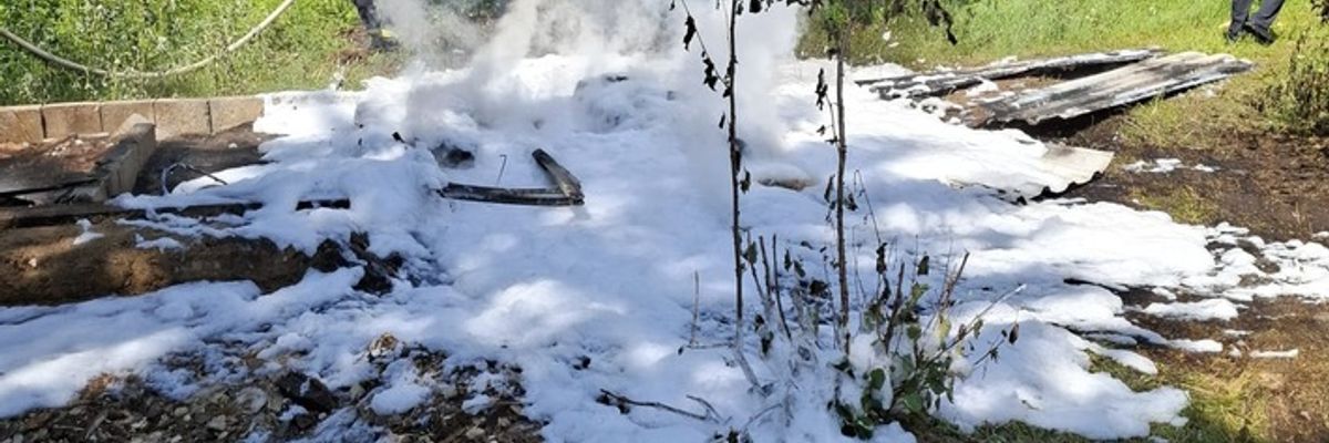 FW Südheide: Größerer Menge Müll und Schrott brennen- Feuerwehr Unterlüß bei 30 Grad im Brandeinsatz