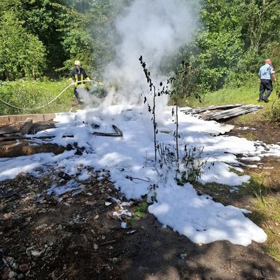 FW Südheide: Größerer Menge Müll und Schrott brennen- Feuerwehr Unterlüß bei 30 Grad im Brandeinsatz