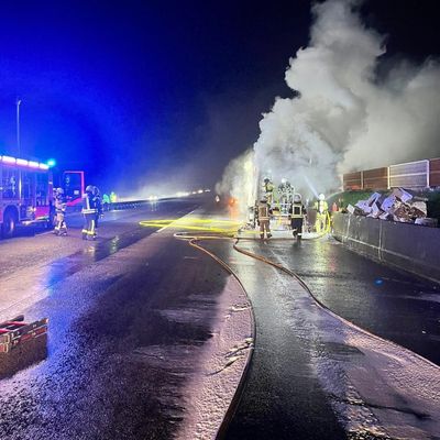 FW VG Asbach: LKW-Brand auf der A3 - Feuerwehr mehrere Stunden im Einsatz