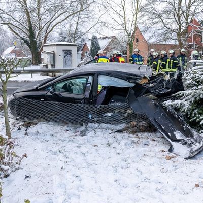 FW Porta Westfalica: 27.01.2026 - Bahnunfall - PKW gegen Zug in Eisbergen