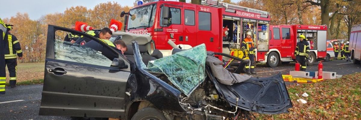 FW-ROW: Schwerer Unfall auf der K210 bei Süderwalsede - Fahrer eingeklemmt