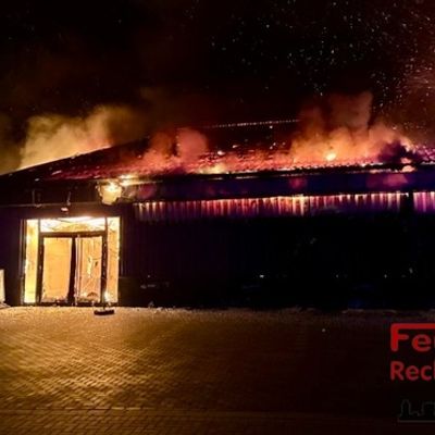 FW-RE: Vollbrand einer Trampolinhalle in der Nacht - Halle niedergerissen