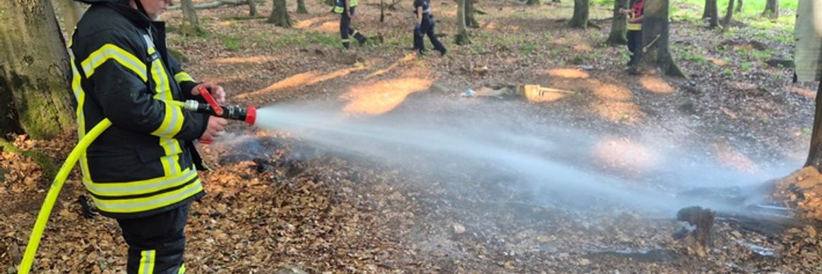 FW VG Westerburg: Aufmerksame Spaziergängerin meldet Rauchentwicklung im Wald - Feuerwehr verhindert großen Waldbrand