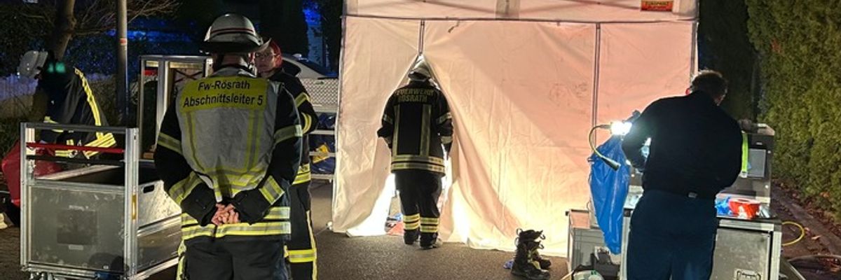 FW Rösrath: Schwelbrand im Dachgeschoss eines Wohngebäudes