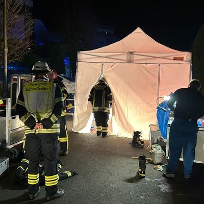 FW Rösrath: Schwelbrand im Dachgeschoss eines Wohngebäudes