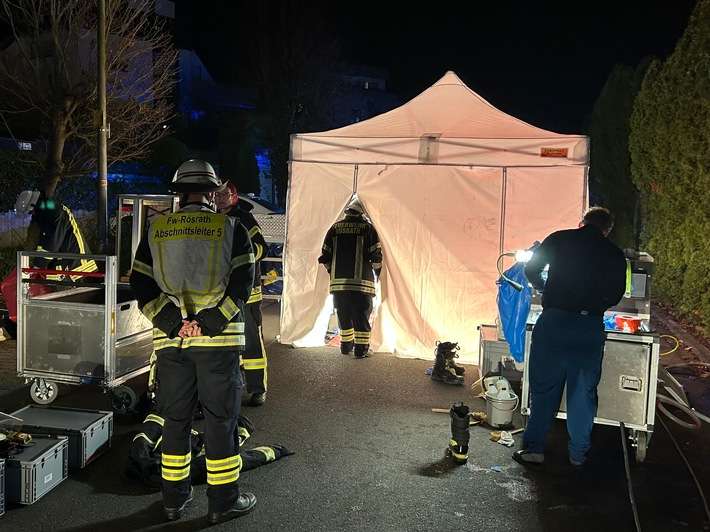 FW Rösrath: Schwelbrand im Dachgeschoss eines Wohngebäudes