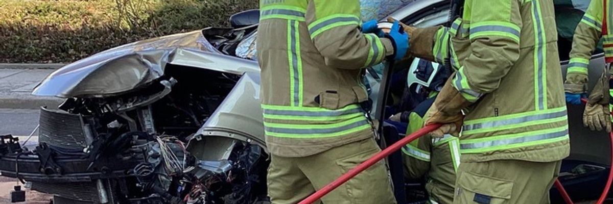 FW Dresden: Verkehrsunfall - Feuerwehr befreit eingeklemmten Fahrer