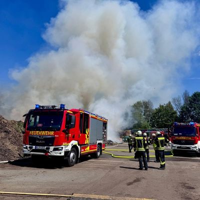 FW Hagen: Erneuter Brand in Kompostierungsanlage - Feuerwehr im Großeinsatz