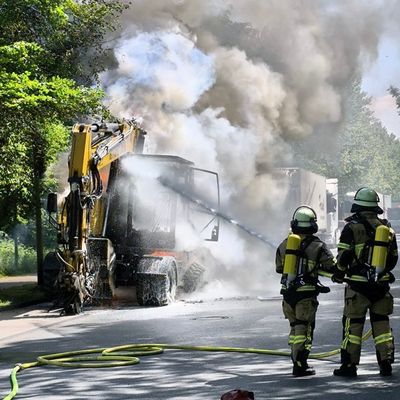 FW-E: Bagger brennt vollständig aus - starke Verkehrseinschränkungen in Essen-Bergeborbeck