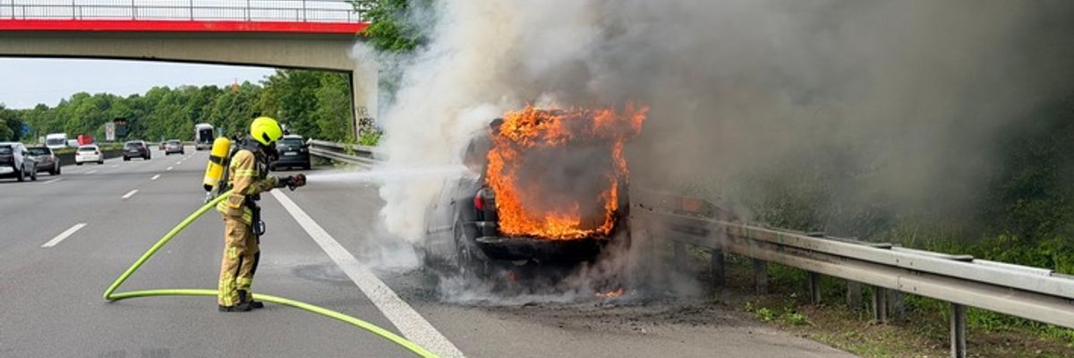 FW Ratingen: PKW-Brand auf der BAB 52