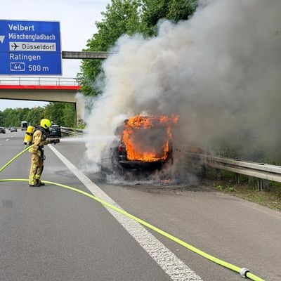 FW Ratingen: PKW-Brand auf der BAB 52