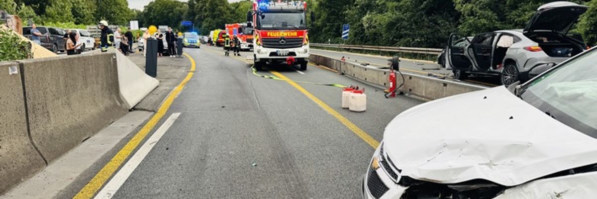 FW-MH: Verkehrsunfall auf der BAB 40 - mehrere verletzte Personen