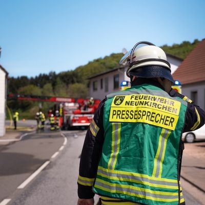 FW LK Neunkirchen: Brand auf Garagendach - Feuerwehr verhindert Schlimmeres