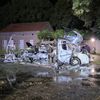 FFW Schiffdorf: Mehrere Fahrzeuge brennen lichterloh auf Friedhofsparkplatz