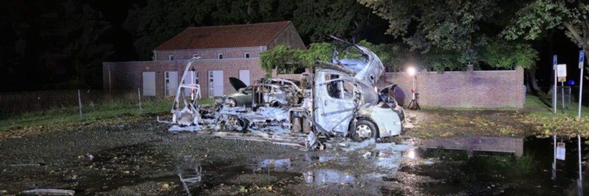 FFW Schiffdorf: Mehrere Fahrzeuge brennen lichterloh auf Friedhofsparkplatz