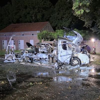FFW Schiffdorf: Mehrere Fahrzeuge brennen lichterloh auf Friedhofsparkplatz