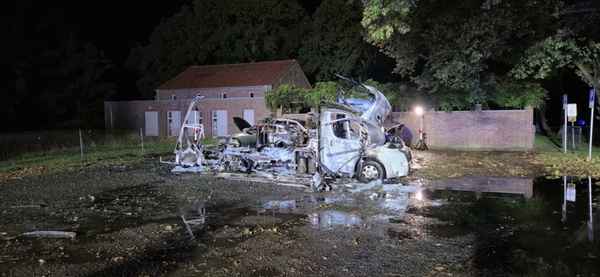 FFW Schiffdorf: Mehrere Fahrzeuge brennen lichterloh auf Friedhofsparkplatz