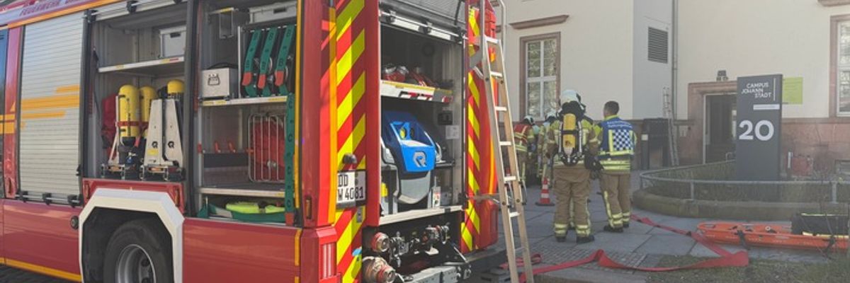 FW Dresden: ABC-Alarm in einem Schulzentrum - mehrere Personen mit gesundheitlichen Beschwerden