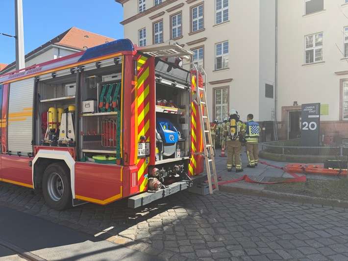 FW Dresden: ABC-Alarm in einem Schulzentrum - mehrere Personen mit gesundheitlichen Beschwerden