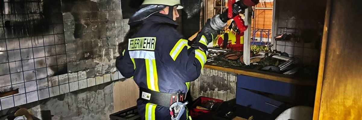 KFV Bodenseekreis: Küchenbrand in Altheim: Feuerwehr rettet Bewohner über Leiter