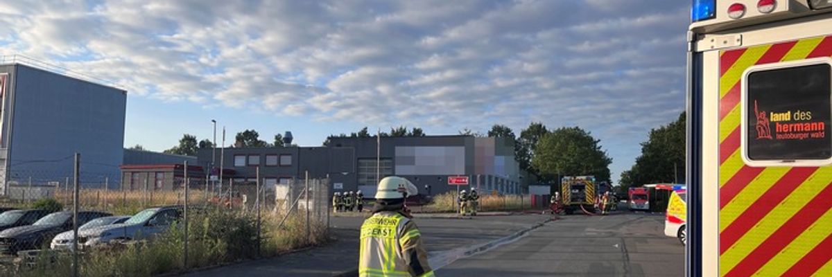 FF Bad Salzuflen: Vier Menschen bei Verrauchung einer Industriehalle verletzt / Feuerwehr Bad Salzuflen ist mit 55 Einsatzkräften mehrere Stunden in der Daimlerstraße im Einsatz