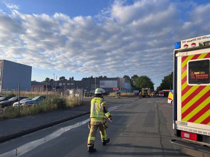 FF Bad Salzuflen: Vier Menschen bei Verrauchung einer Industriehalle verletzt / Feuerwehr Bad Salzuflen ist mit 55 Einsatzkräften mehrere Stunden in der Daimlerstraße im Einsatz