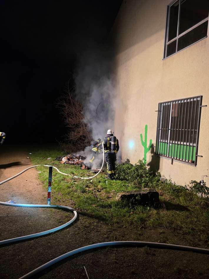 FW-BN: Bilanz der Silvesternacht: Zahlreiche Brandeinsätze im Bonner Stadtgebiet mit Schwerpunkten im Bonner Norden