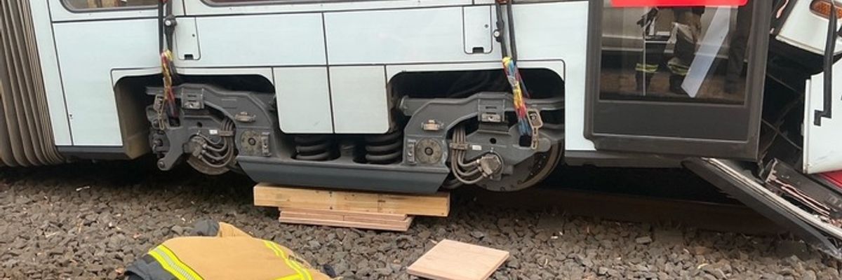 FW-E: Nachbarschaftliche Hilfe nach schwerem Straßenbahnunfall in Gelsenkirchen - Feuerwehr Essen unterstützt mit Spezialkräften