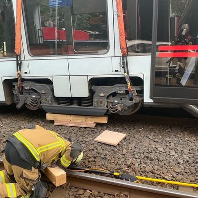 FW-E: Nachbarschaftliche Hilfe nach schwerem Straßenbahnunfall in Gelsenkirchen - Feuerwehr Essen unterstützt mit Spezialkräften